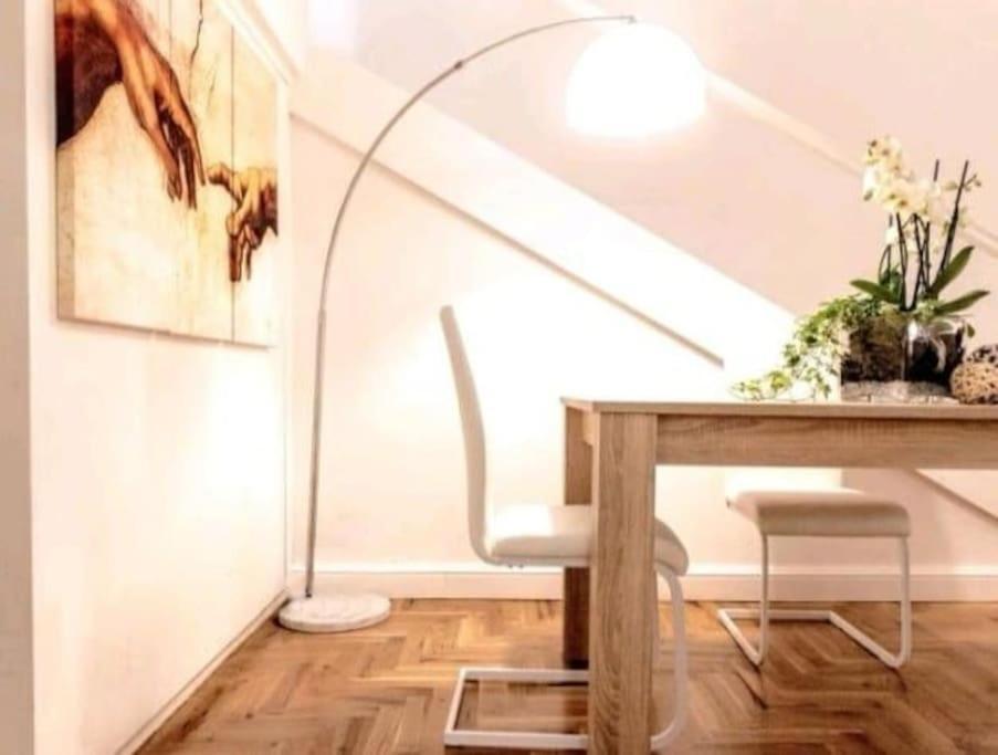 Campo De'fiori-rome By Foot Charming Aircwif Netflix Apartment Rom