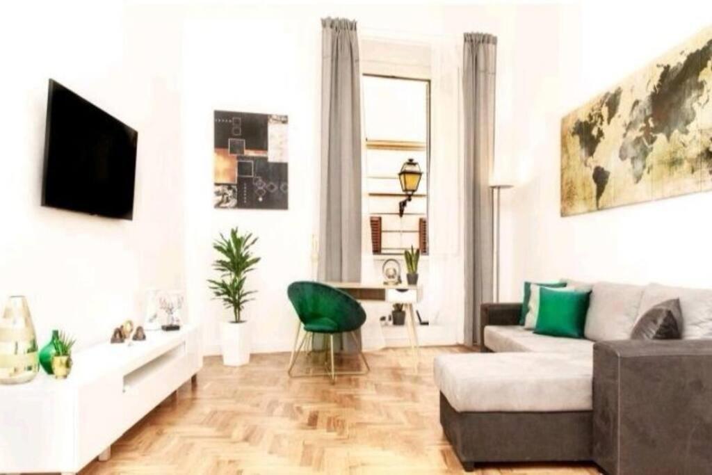Campo De'fiori-rome By Foot Charming Aircwif Netflix Apartment Rom