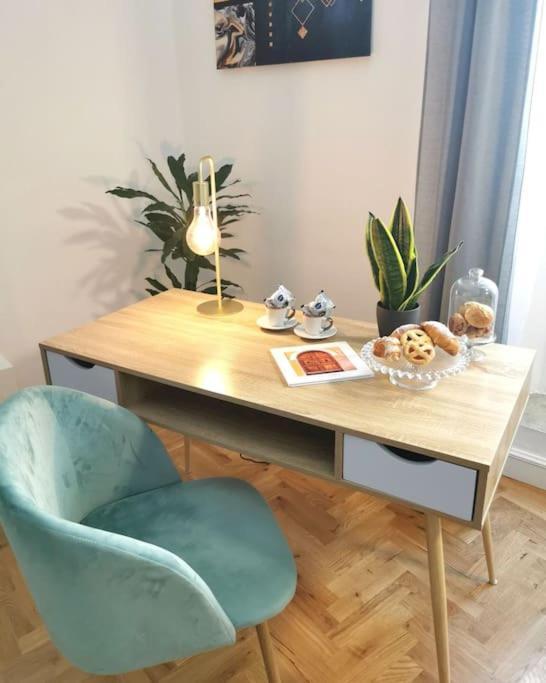 Campo De'fiori-rome By Foot Charming Aircwif Netflix Apartment