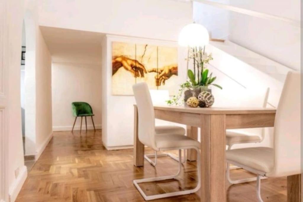 Campo De'fiori-rome By Foot Charming Aircwif Netflix Apartment Rom